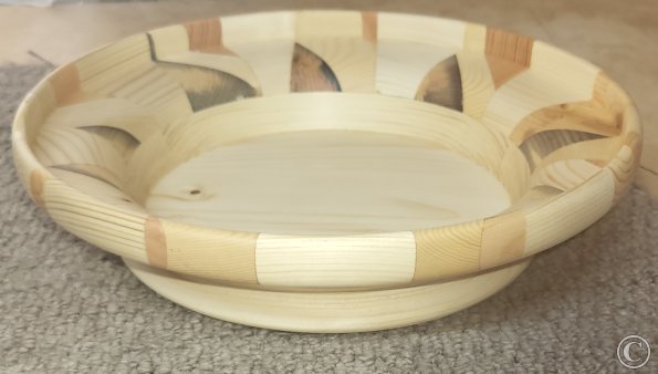 Large dish with multitone rim
